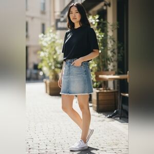 FLASH SALE! EUC Madewell denim mini skirt, 32" Waist